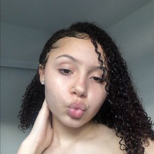 Meet your Posher, Naia